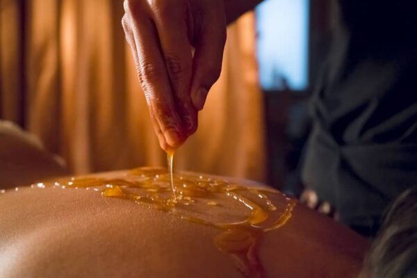 Medová detoxikační masáž | Mystic Temple Praha